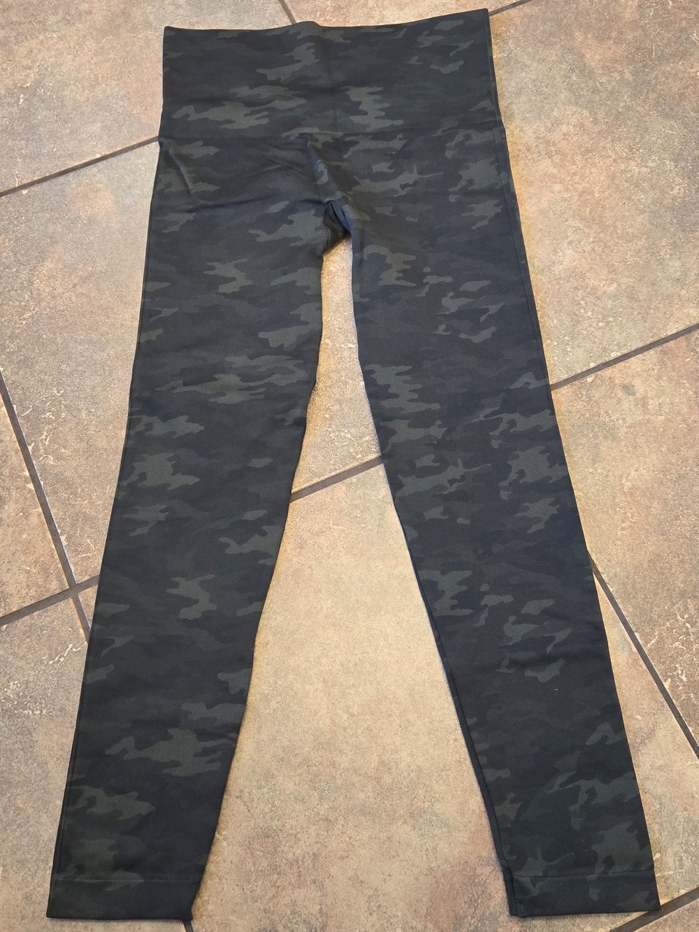 SPANX Dark Green/Black Camo High Rise Leggings – Size Large